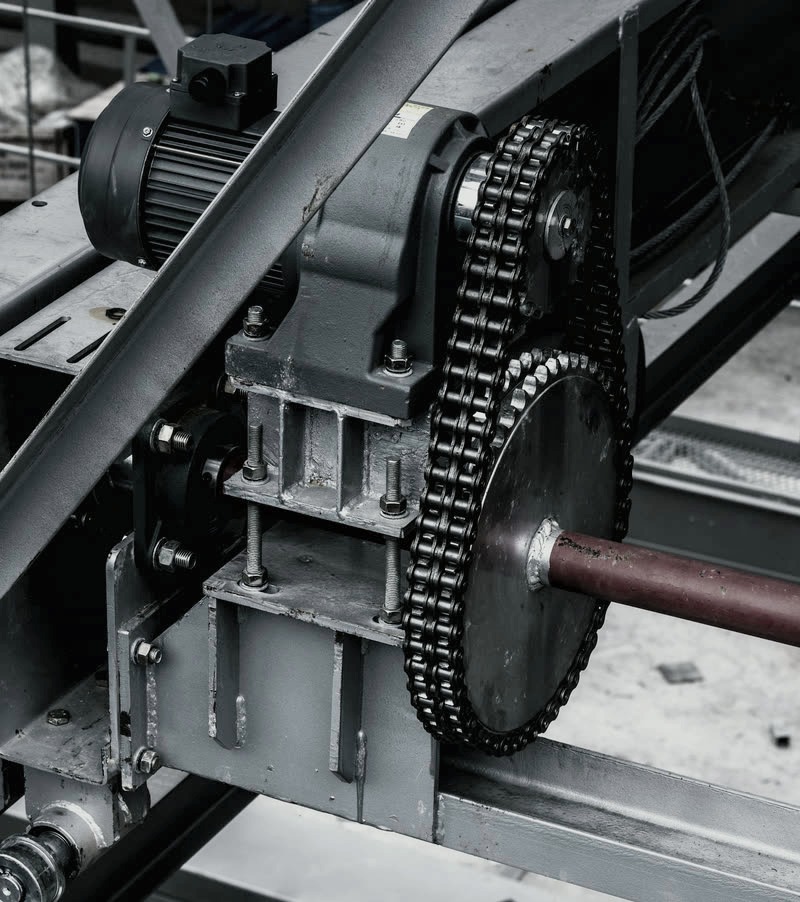 Roda dentada tracionando corrente dupla no acionamento de um transportador industrial